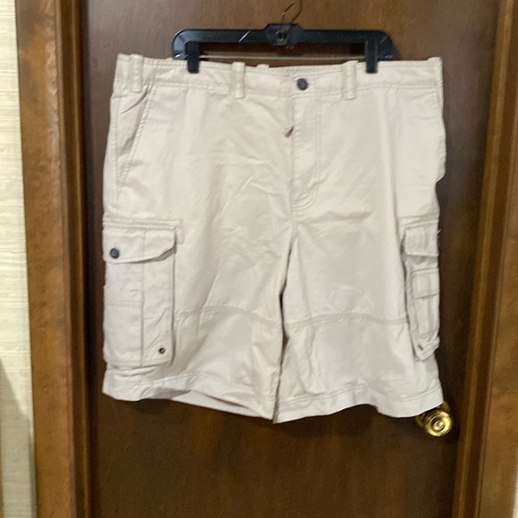 Like new canvas cargo Eddie Bauer men’s shorts. 8 pockets. - Picture 1 of 3